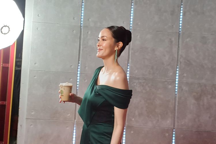 Artis Cathy Sharon saat berjalan di red carpet setelah dinobatkan sebagai salah satu ikon produk kopi, di kawasan SCBD, Jakarta Selatan, Rabu (22/5/2024).