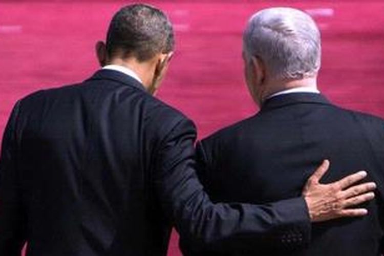 Presiden AS, Barack Obama dengan akrab merangkul PM Israel, Benyamin Netanyahu yang menyambutnya di Bandara Ben Gurion, Tel Aviv, Rabu (20/3/2013). Obama dijadwalkan melakukan lawatan tiga hari di Israel.