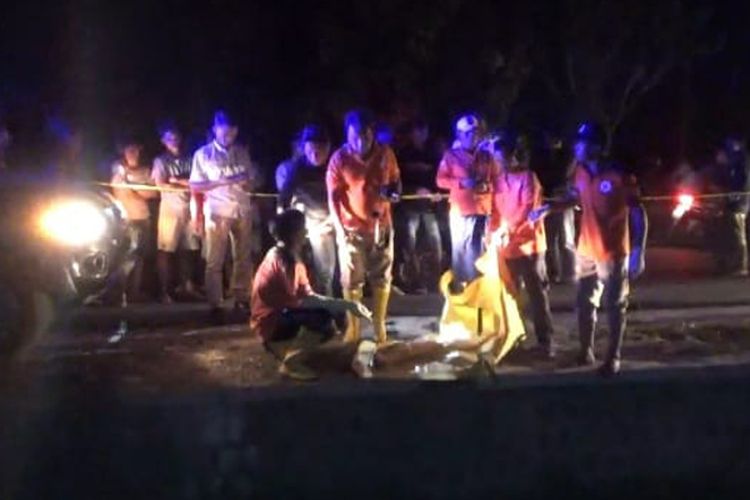 Polisi bersama relawan Semar mengevakuasi potongan tubuh manusia dalam 2 karung yang ditemukan di aliran sungai Desa Japanan, Kecamatan Mojowarno, Kabupaten Jombang, Jawa Timur, Jumat (5/8/2023).