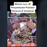 Viral, Video Presiden Perancis dapat Kalung Bunga hingga Hampir Tutupi Wajah