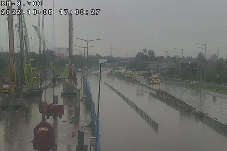 Hujan deras yang mengguyur wilayah Tangerang Selatan menyebabkan beberapa titik lokasi banjir, termasuk di Tol BSD, Kamis (6/10/2022).