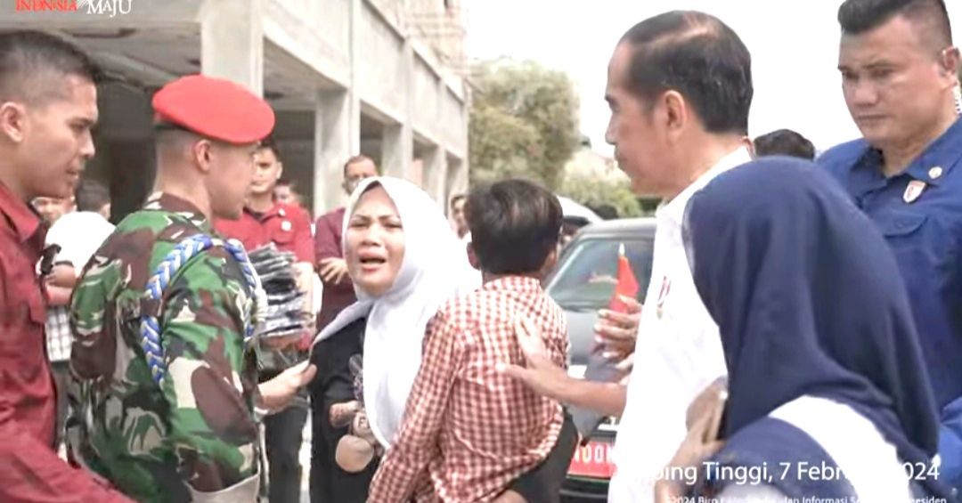 Saat Jokowi Berikan Hadiah Kursi Roda untuk Anak Penyandang Disabilitas di Sumut 