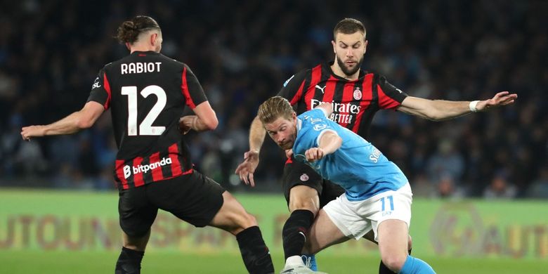 Kevin De Bruyne diapit Niclas Fuellkrug dan Adrien Rabiot dalam pertandingan sepak bola Serie A Liga Italia antara SSC Napoli vs AC Milan di Stadion Diego Armando Maradona di Naples pada 6 April 2026. (Foto oleh CARLO HERMANN / AFP)
