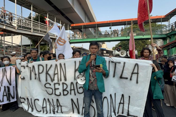 Demo 2 Tahun Prabowo-Gibran, Mahasiswa UNJ Turun ke Jalan Bawa 5 Tuntutan