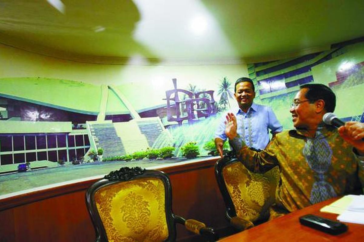 Ketua DPP Partai Golkar Firman Subagyo (kanan) menyambut kedatangan Ketua Umum Partai Amanat Nasional Soetrisno Bachir saat berlangsungnya diskusi bertema 