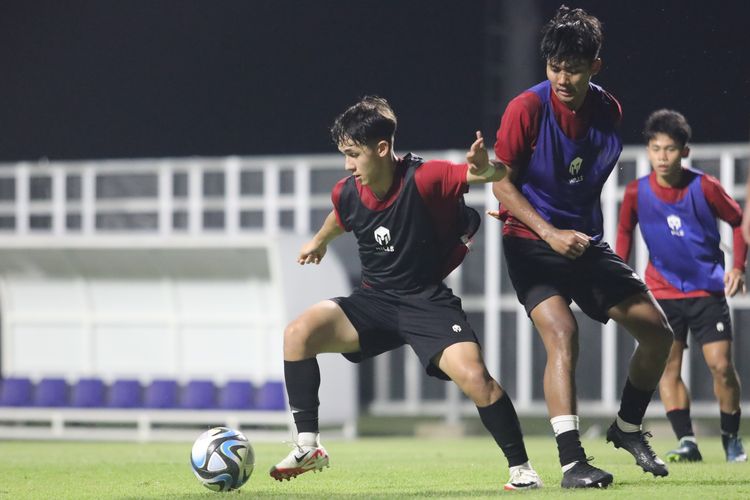 Timnas U17 Indonesia melakukan latihan di Lapangan A Komplek Gelora Bung Tomo, Surabaya, Jawa Timur, Senin (6/11/2023) menjelang laga perdana melawan Ekuador di Piala Dunia U17 2023.