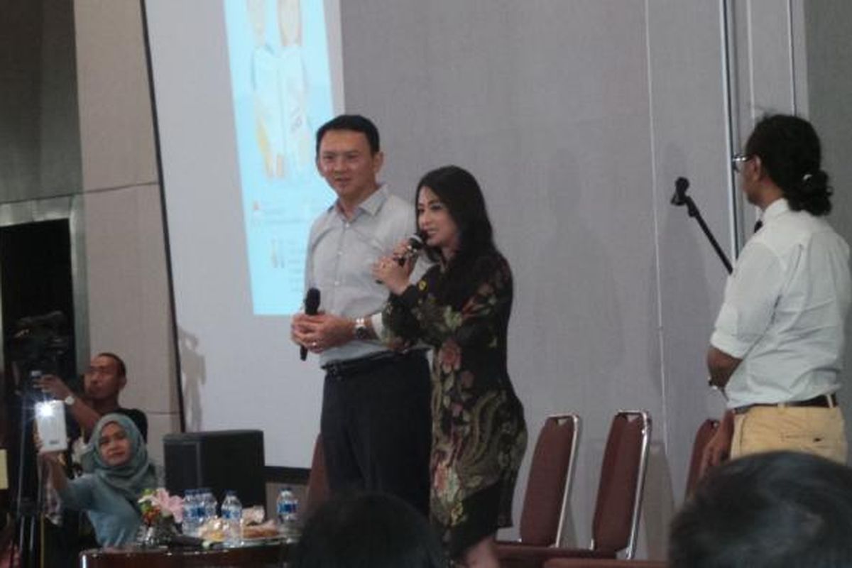 Calon gubernur DKI Jakarta Basuki Tjahaja Purnama atau Ahok bersama Pedangdut Dewi Persik, dalam acara bedah buku 