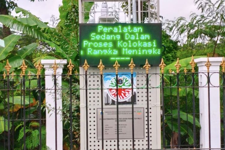 Alat pemantau kualitas udara di sekitar fasilitas Refuse Derived Fuel (RDF) Rorotan. DLH DKI Jakarta menyebut bau di sekitar RDF Rorotan, Jakarta Utara, tak selalu berasal dari fasilitas. Sumber lain seperti BKT turut berpotensi menimbulkan bau.