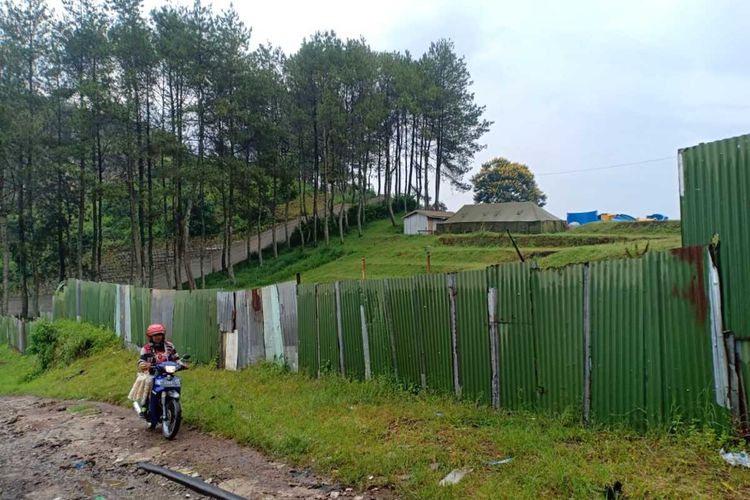 Sebidang tanah seluas 20 hektare di atas Sesar Lembang di Desa Pagerwangi, Kecamatan Lembang, Kabupaten Bandung Barat, Jawa Barat, akan dijadikan lokasi wisata baru berupa taman bermain air alias waterboom.