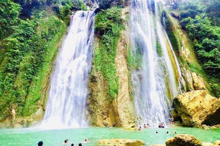 Ilustrasi wisatawan di Curug Cikaso Sukabumi