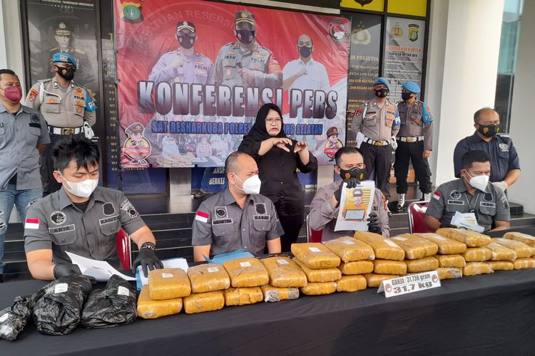 Konferensi pers pengungkapan sindikat pengedar narkoba jenis ganja lintas Jabodetabek di Mapolres Tangerang Selatan, Kamis (21/10/2021). 
