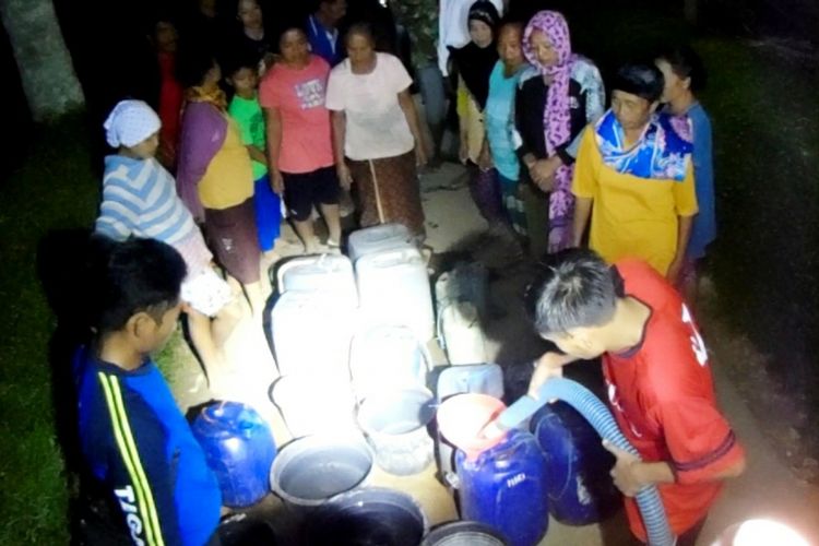 Warga Dusun Tekik, Desa Nglindur, Girisubo, antre mendapatkan air bersih dari BPBD Gunungkidul.