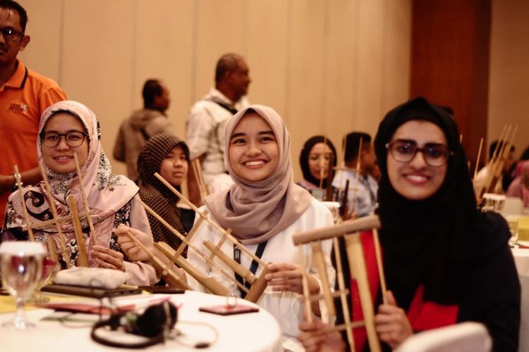 Perwakilan dari 30 negara dari layanan global Dompet Dhuafa, melakukan simbolisasi peluncuran layanan tersebut dengan menyentuh layar dan juga membunyikan angklung di Balai Kartini, Jakarta (11/12/2019).