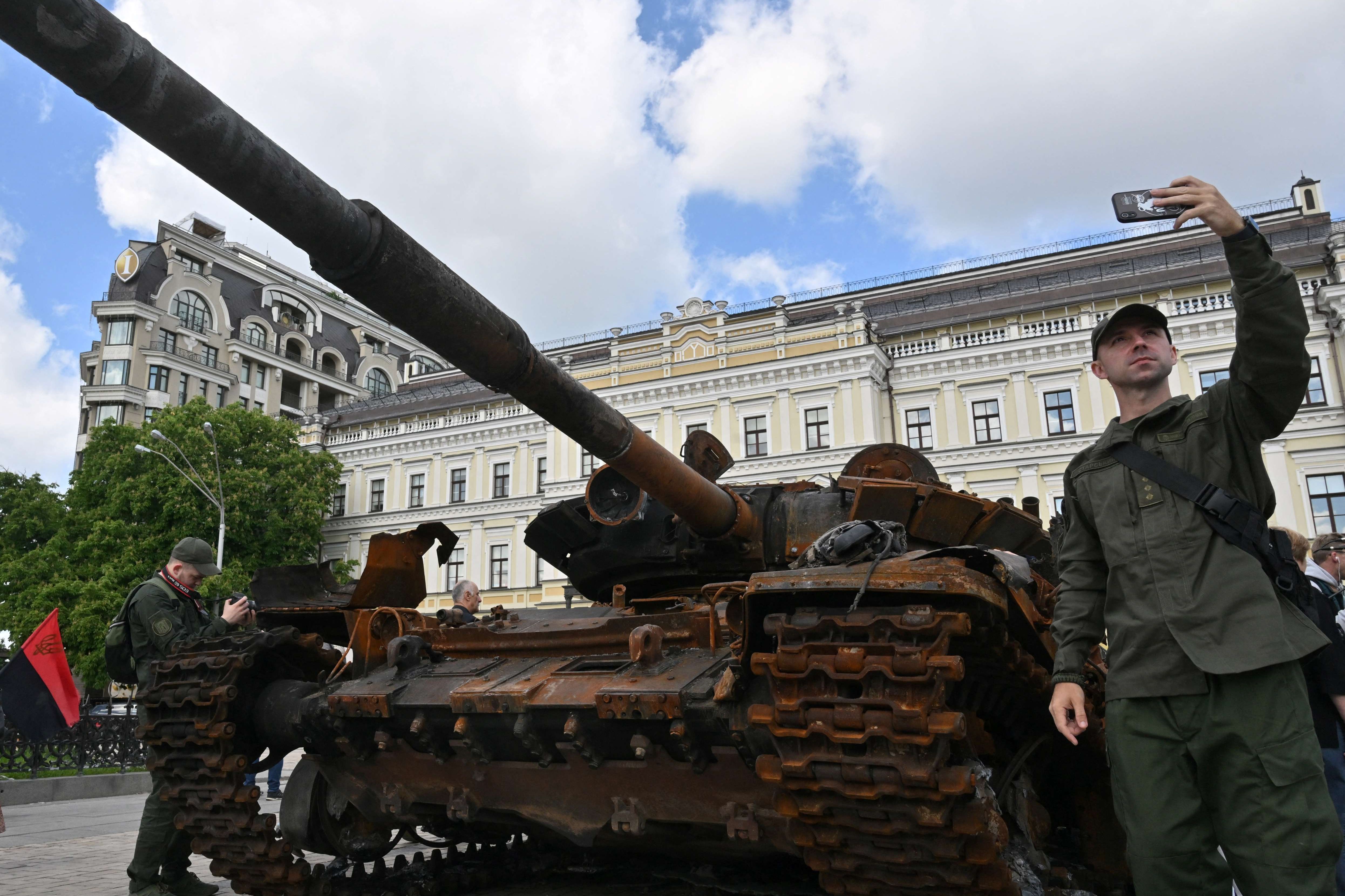 Tank Rusak Militer Rusia Jadi Sasaran 