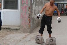 Pria Ini Berolahraga Pakai Sepatu Batu Selama 30 Tahun