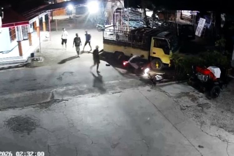 Tak Konsentrasi, Pelajar di Ponorogo Hantam Truk Pengangkut Sapi Kurban
