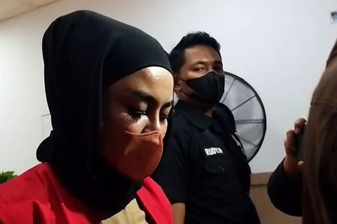 Medina Zein Pakai Rompi Tahanan dan Diborgol Saat Tiba di Pengadilan