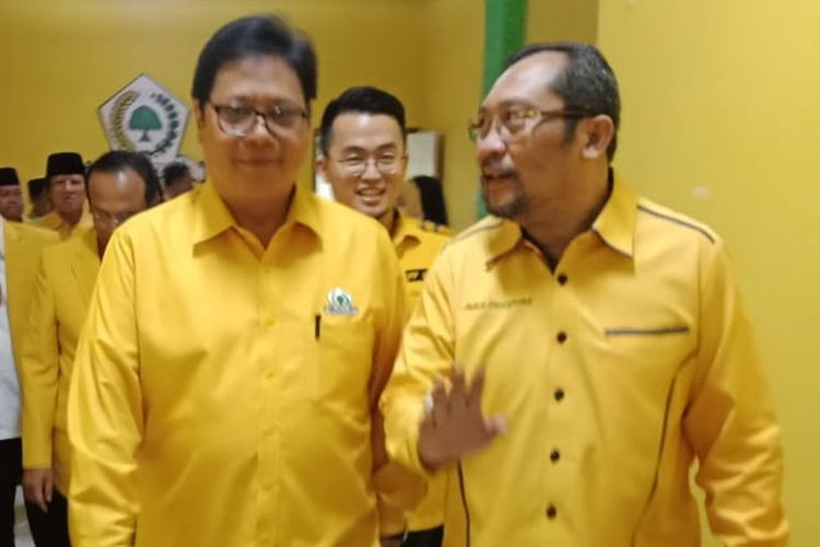 Ketua Umum Partai Golkar Airlangga Hartarto (kiri) bersama Ketua DPD I Partai Golkar Jawa Timur Sahat Simanjuntak.