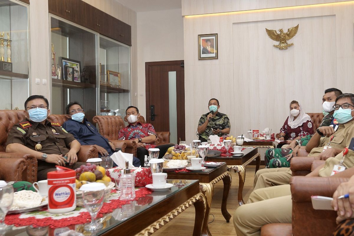 Wali Kota Semarang Hendrar Prihadi atau yang dikenal Hendi saat memimpin rapat evaluasi PKM bersama sejumlah pejabat daerah terkait, Senin (18/1/2021).