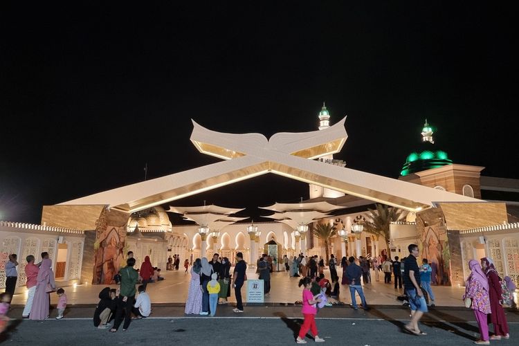 Gerbang Masjid Ar Rahman Blitar.