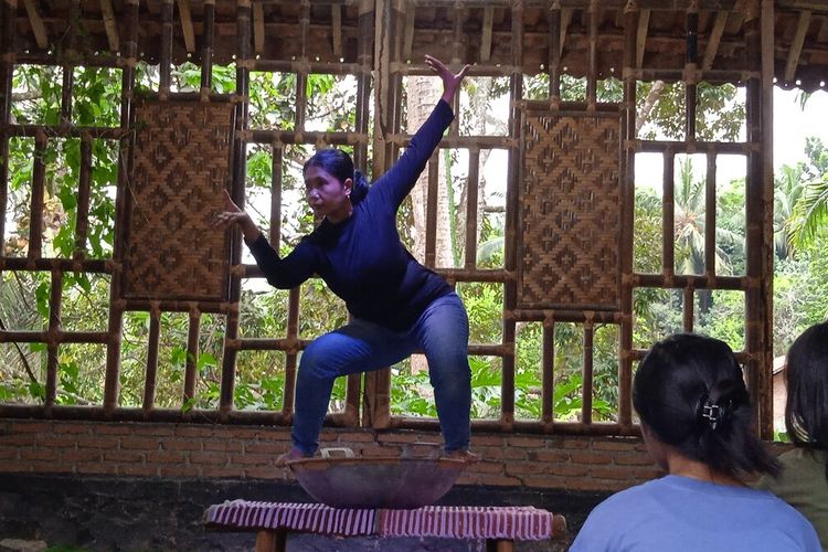 Kiki Rahmatika, penari dan koreografer asal Lampung yang menampilkan tari eksperimental di atas kuali, Minggu (11/9/2022) sore. Tarian berjudul Inersia ini memberikan makna sebuah penolakan tidak melulu berarti negatif.