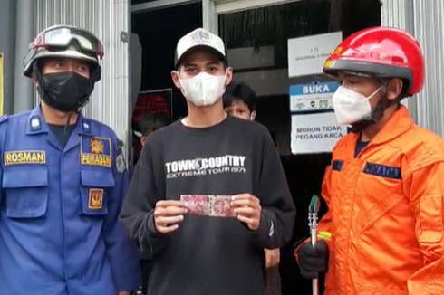 Video Viral Petugas Damkar Evakuasi Uang Rp 100.000 dari Gorong-gorong, Dibanjiri Pujian Warganet