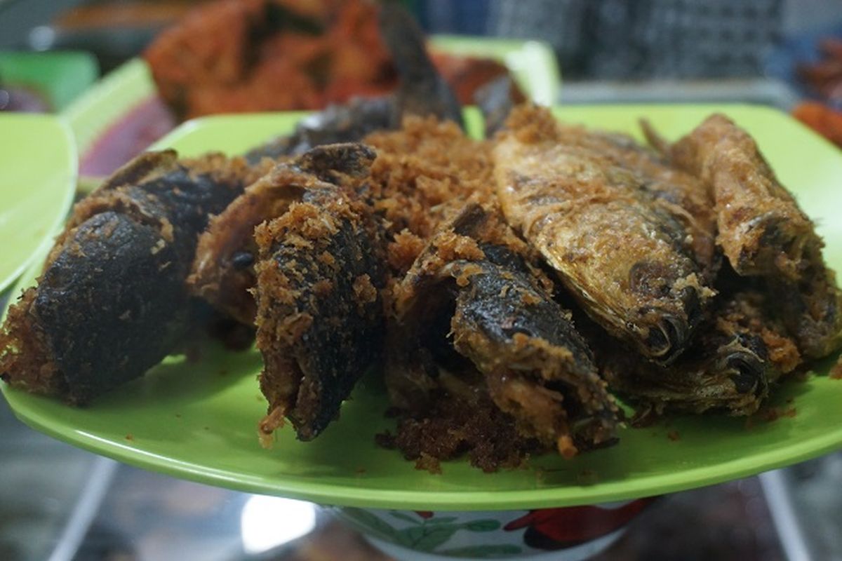 Menu ikan lele di warteg Kharisma Bahari.