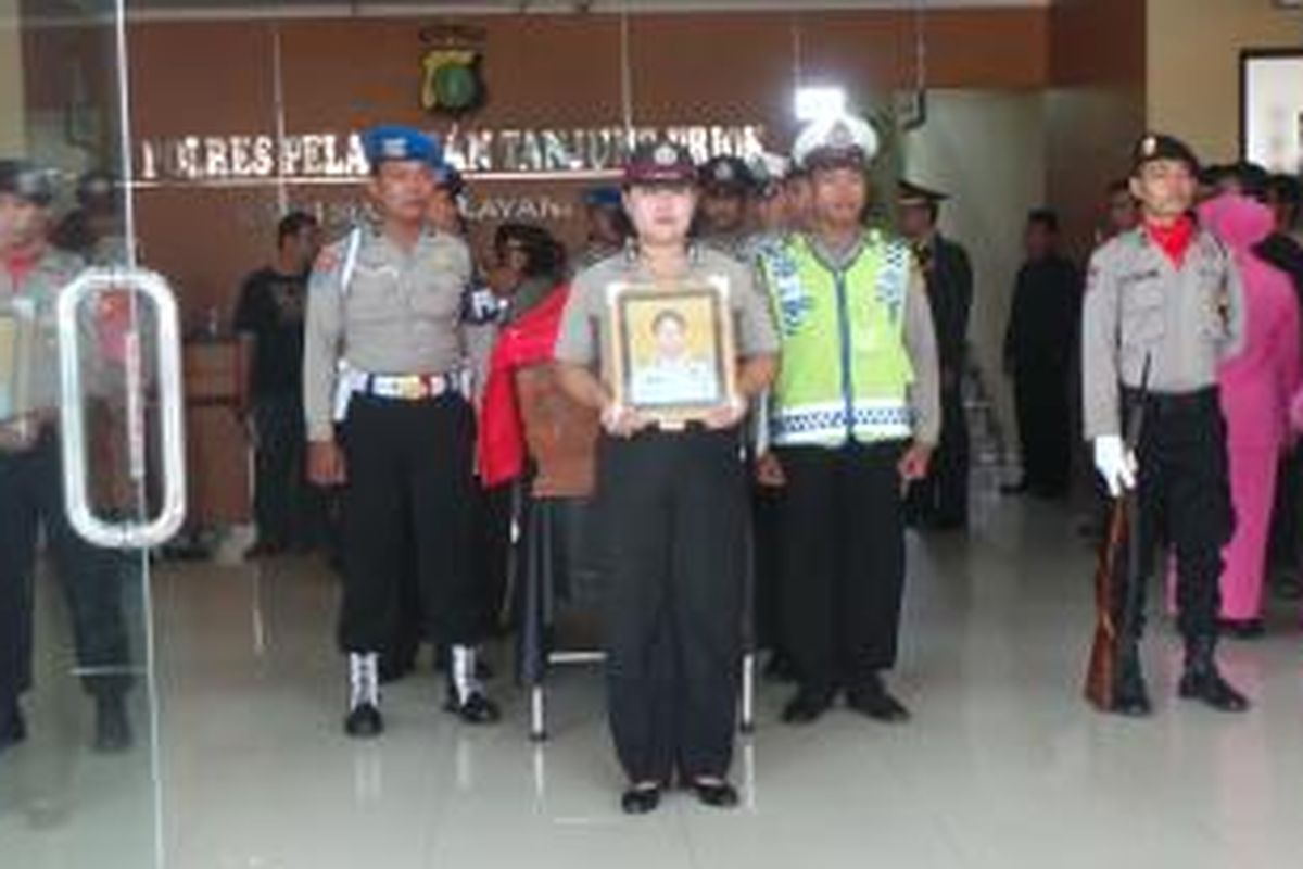 Jenazah bripka Muhammad Irwandi Malik didalam peti jenazah saat dipanggul untuk dibawa ke rumah duka. Ia tewas dalam kecelakaan lalu lintas di Cirebon. Kamis (23/10/2014).