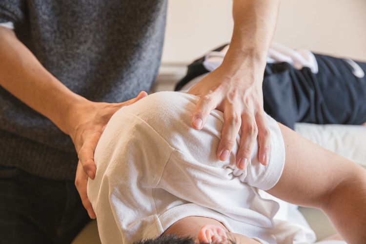 Penyesuaian chiropractic, termasuk menggunakan Y strap, adalah jenis terapi yang melibatkan manipulasi manual tulang belakang, dan terkadang juga area tubuh lainnya, yang bertujuan untuk meredakan berbagai gejala.