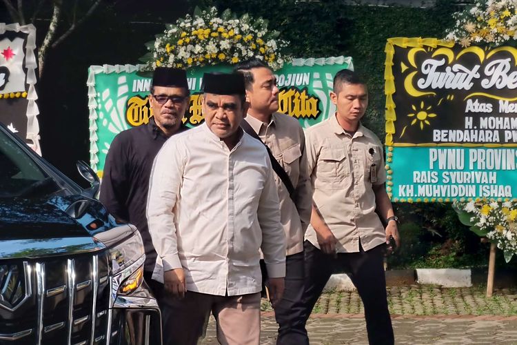 Sekretaris Jenderal Dewan Pimpinan Pusat (DPP) Partai Gerindra Ahmad Muzani melayat ke rumah duka almarhum M Taufik di Jalan SD Lama No. 2, Pondok Ranggon, Jakarta Timur, Kamis (4/5/2023).