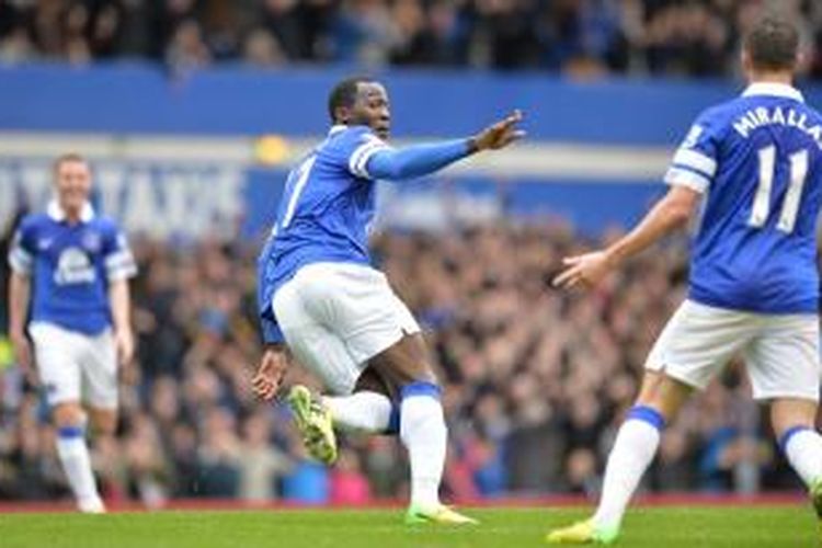 Selebrasi bomber Everton, Romelu Lukaku, seusai membobol gawang Arsenal dalam lanjutan Premier League, Minggu (6/4/2014). 