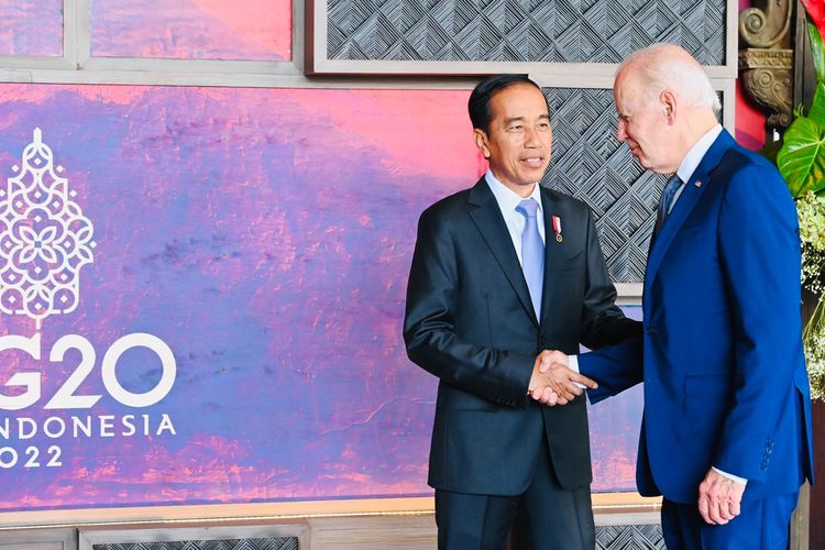 Presiden Joko Widodo berjabat tangan dengan Presiden Amerika Serikat Joe Biden sebelum pertemuan bilateral di Bali, Senin (14/11/2022).