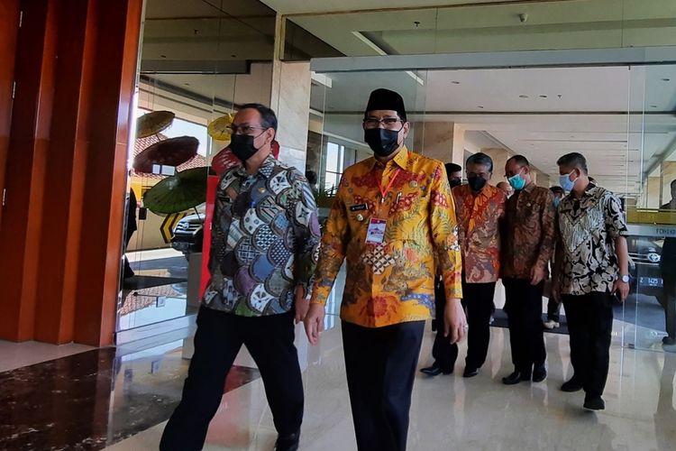 Plt Wali Kota Tasikmalaya Muhammad Yusuf bersama Sekretaris Daerah Kota Tasikmalaya, Ivan Dicksan saat akan menghadiri sebuah acara di wilayah Cihideung, Kota Tasikmalaya, Jumat (11/6/2021).