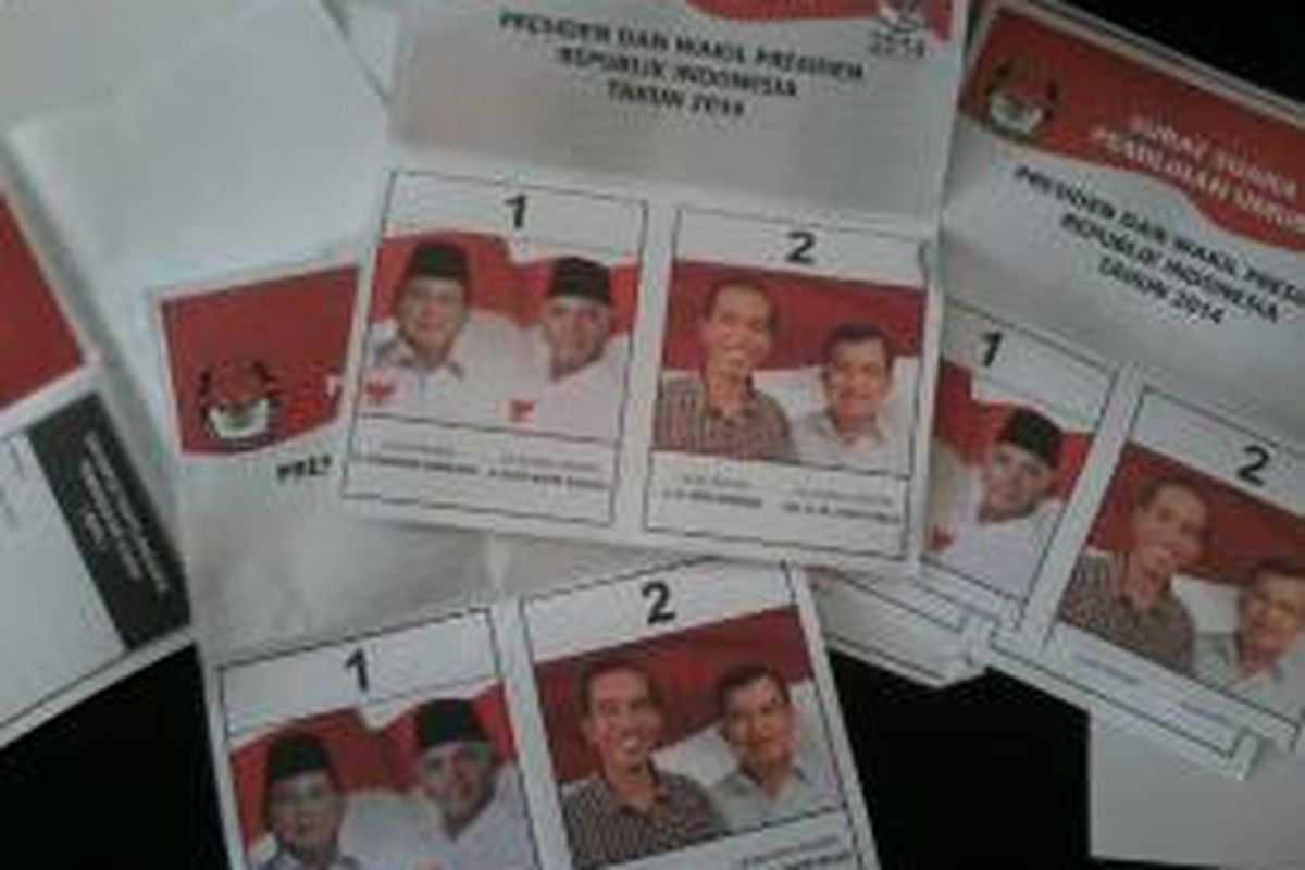 Sejumlah surat suara sudah tercoblos di kedua gambar capres-cawapres ditemukan di KPU Jakarta Timur. Selain itu ditemukan pula sejumlah surat suara ruak seperti salah cetak dan sobek. Gambar diambil pada Kamis (3/7/2014). 