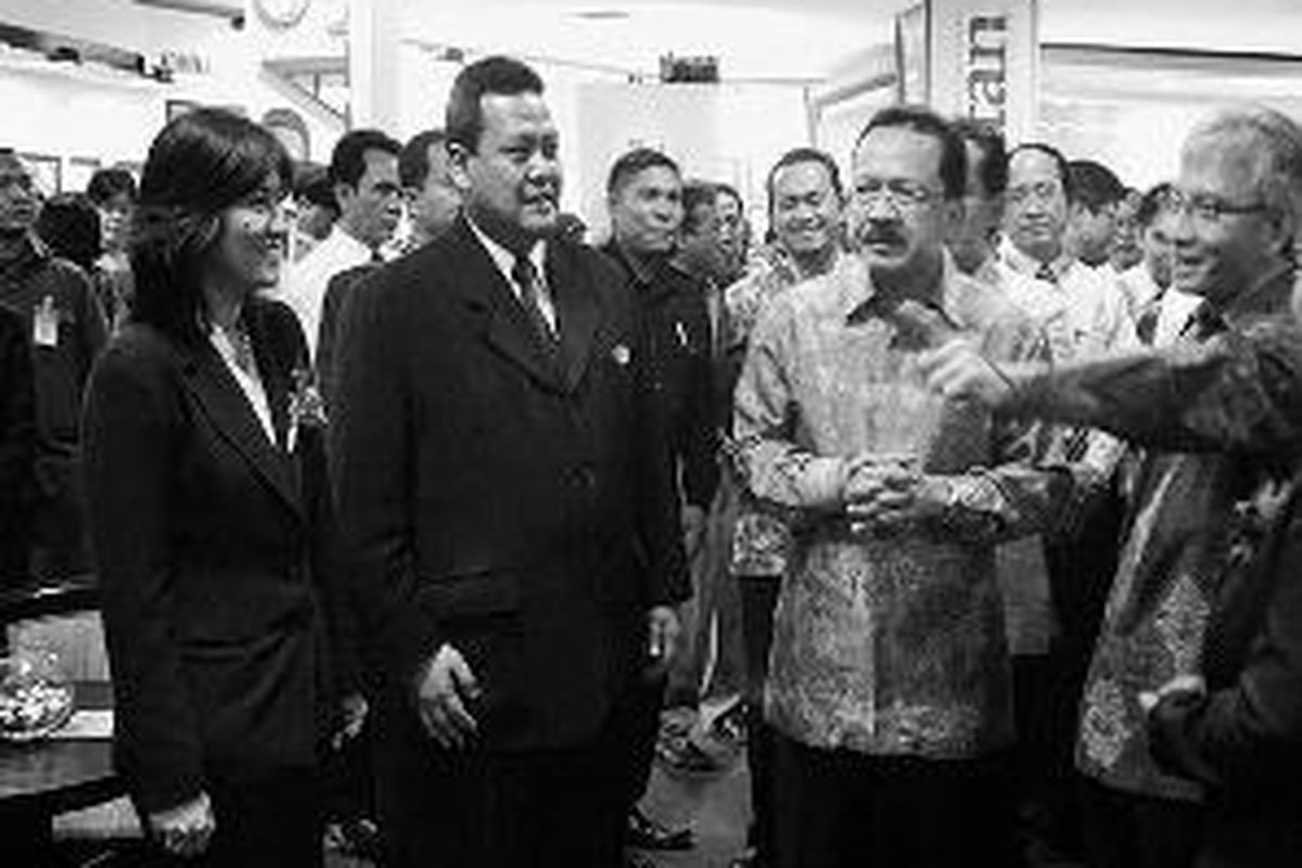 CEO Kompas Gramedia Agung Adiprasetyo, Gubernur DKI Jakarta Fauzi Bowo, dan General Manager Hotel Santika Premiere Cita K Dewantoro (dari kanan) meninjau stan Hotel Santika seusai membuka Kompas Gramedia Fair ke-22, Selasa (27/1) di Jakarta. Acara yang digelar di Istora Gelora Bung Karno, Senayan, ini berlangsung hingga 1 Februari. 