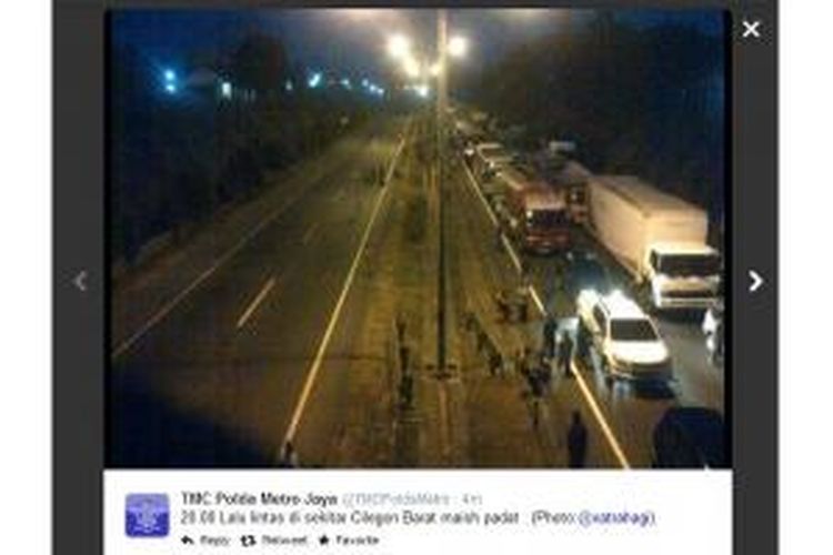 Lalu lintas di Tol Cilegon Barat dikabarkan lumpuh, Rabu (15/10/2014). Berdasarkan informasi dari warga yang di-retweet oleh akun resmi TMC Polda Metro sekitar pukul 19.05, kemacetan terjadi karena aksi ratusan sopir truk yang memblokir kedua jalur yang menghubungkan Jakarta dan Merak tersebut.