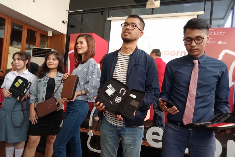 Tas multifungsi hasil olahan botol plastik ditunjukkan ada peluncuran program Plastic Reborn oleh Coca Cola di 100 Eatery, Senayan, Jakarta, Selasa (27/2/2018)