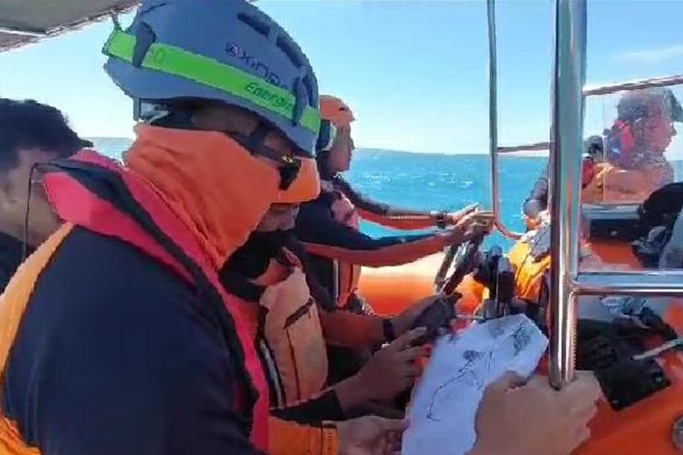 Tim SAR Gabungan lakukan pencarian korban tenggelamnya KLM Putri Kuning yang Tenggelam di Perairan Gili Genting Sumenep pada Rabu (19/7/2023). 