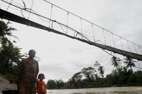 Pasca-banjir Bandang Lebak, Jembatan Putus, Warga Hilir Mudik Pakai 2 Perahu Karet