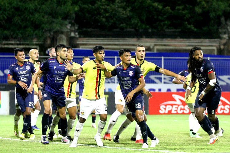 Pemain-pemain Arema FC kala menyongsong tendangan penjuru dalam duel Liga 1 2021-2022 melawan Persik Kediri di Stadion I Gusti Ngurah Rai, Bali, 27 Februari 2022.