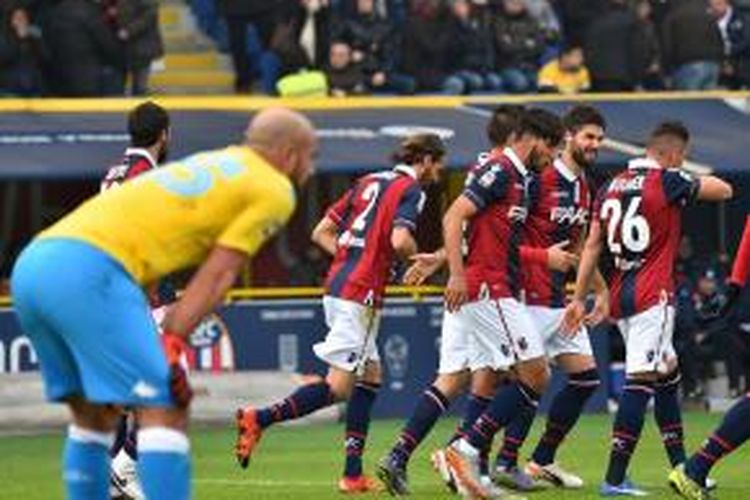 Kiper Napoli, Pepe Reina (baju kuning), terpaku setelah gawangnya dibobol Bologna pada laga Serie A di Stadion Renato Dall'Ara, Minggu (6/12/2015).