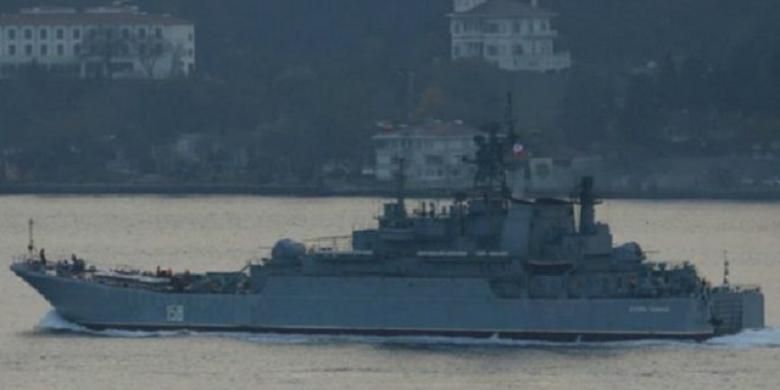 Kapal Rusia, Caesar Kunizov, terlihat berlayar di dekat Kota Istanbul, Turki. 