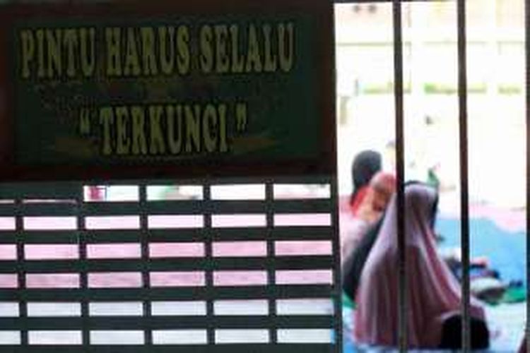 Warga binaan menjalankan ibadah shalat Idul Fitri di Lembaga Pemasyarakatan (Lapas) Kelas IIA Pontianak, Kalimantan Barat, Rabu (6/7/2016). Ada lebih dari 450 warga binaan yang ada di lapas ini, Sebanyak 293 orang di antaranya mendapat remisi khusus hari besar keagamaan.