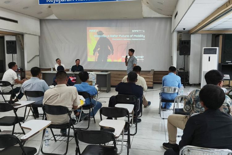 Sesi edukasi soal kebakaran baterai pada mobil listrik yang digelar Bluebird dan FAST