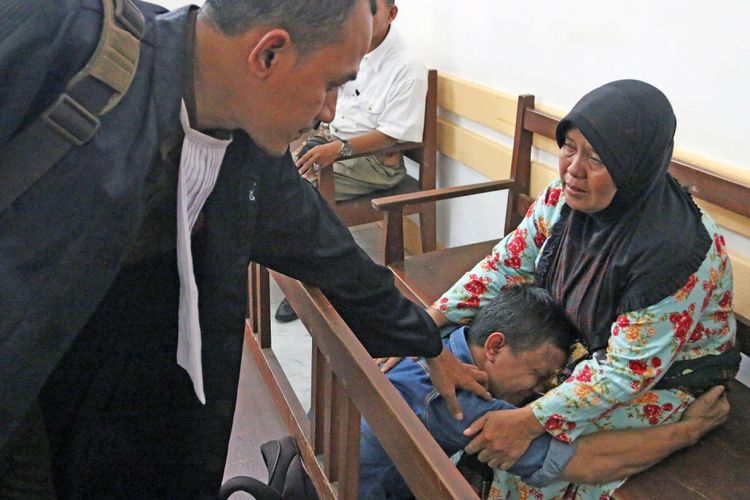 Terdakwa kurir sabu-sabu Irwantoni (tengah) menangis sambil memeluk ibunya, sebelum mengikuti sidang dengan agenda pembacaan putusan, di Pengadilan Negeri Medan, Sumatera Utara, Rabu (13/9/2017). Irwantoni divonis hukuman mati, terkait kasus kurir sabu-sabu seberat 270 Kg. ANTARA FOTO/Irsan Mulyadi/ama/17.