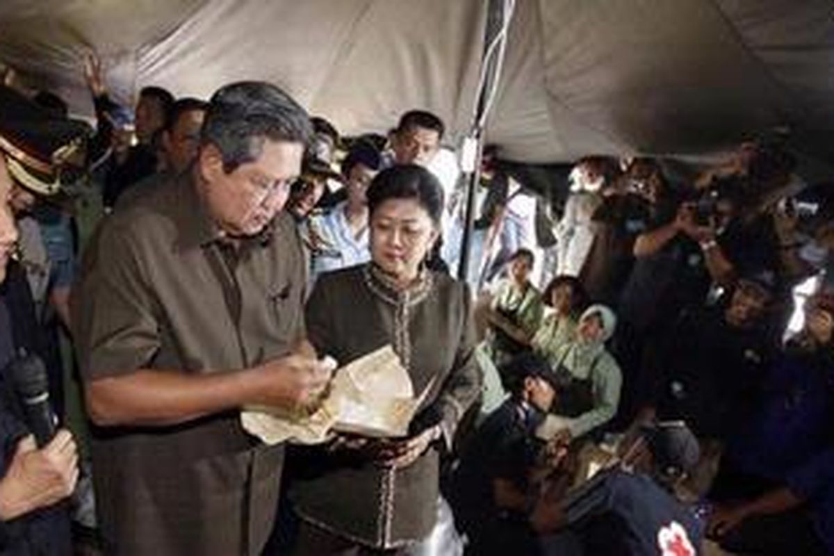Presiden SBY dan Ibu Ani mencicipi nasi bungkus untuk para pengungsi di posko Purwobinangun, Kecamatan Pakem, Kabupaten Sleman, DIY, Rabu (3/11/2010) pagi.