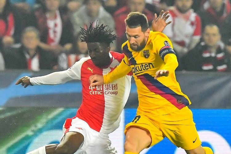 Peter Olayinka mencoba menghentikan laju Lionel Messi pada pertandingan Slavia Praha vs Barcelona dalam lanjutan Liga Champions di Sinobo Arena, 23 Oktober 2019. 