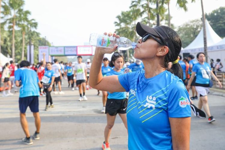 Peserta Jakarta Marathon 2023 mengonsumsi air mineral Le Minerale. 