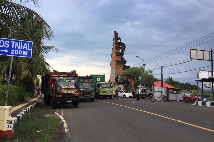 Tiga mobil truk mencoba saling mendahului saat masuk ke pintu masih Pelabuhan Gilimanuk, Jembrana, Bali pada Jumat(29/4/2022). KOMPAS.COM/ Yohanes Valdi Seriang Ginta