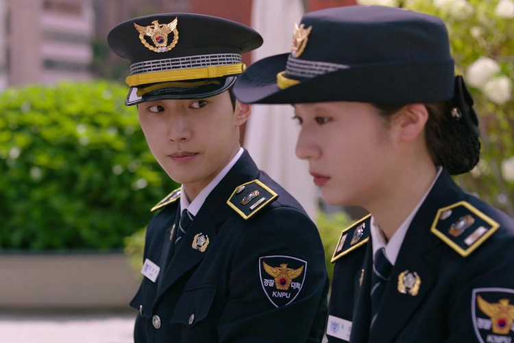 Drama Police University, Krystal Jung (kanan) dan Jung Jinyoung.